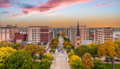 SC_AdobeStock_Wisconsin_resize_3712X5568_crop_3105X5419_76_303.jpeg
